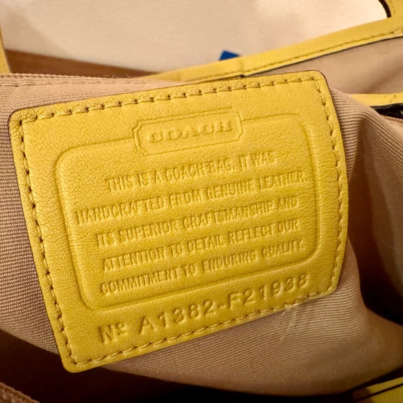 Vintage yellow signature C perforated leather design - Picture 5 of 8